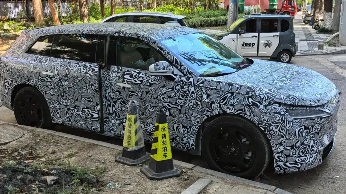 TychodeFeijter's tweet image. Spy Shots: Luxeed R9 station wagon for China
Luxeed is a Chinese car brand operated by HIMA, a subsidiary of Huawei.
The Luxeed R9 is a new station wagon with an interesting shape. It looks long and low, with relatively small windows, blackened B-C pillars, large doors, and…