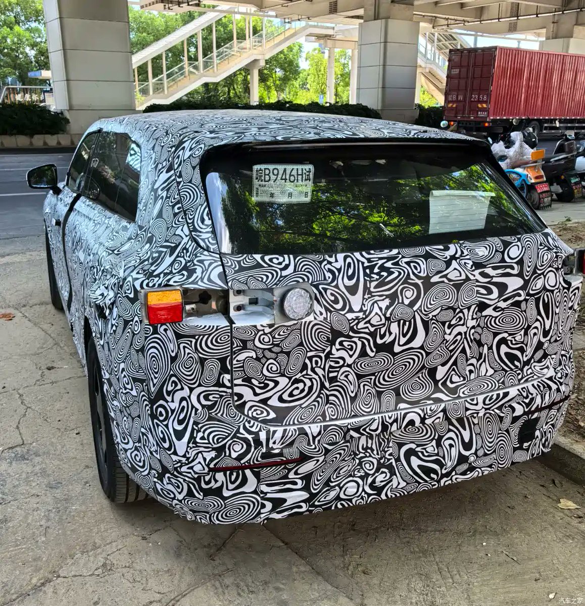 TychodeFeijter's tweet image. Spy Shots: Luxeed R9 station wagon for China
Luxeed is a Chinese car brand operated by HIMA, a subsidiary of Huawei.
The Luxeed R9 is a new station wagon with an interesting shape. It looks long and low, with relatively small windows, blackened B-C pillars, large doors, and…