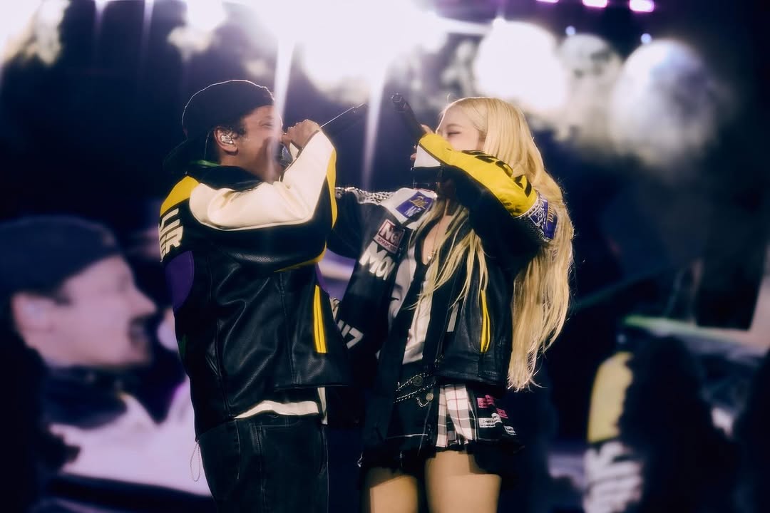 AtlanticRcrdsUK's tweet image. our fave duo #Rosé & @BrunoMars link up on blackpink's deadline world tour 🌹#blackpink #rosesarerosie