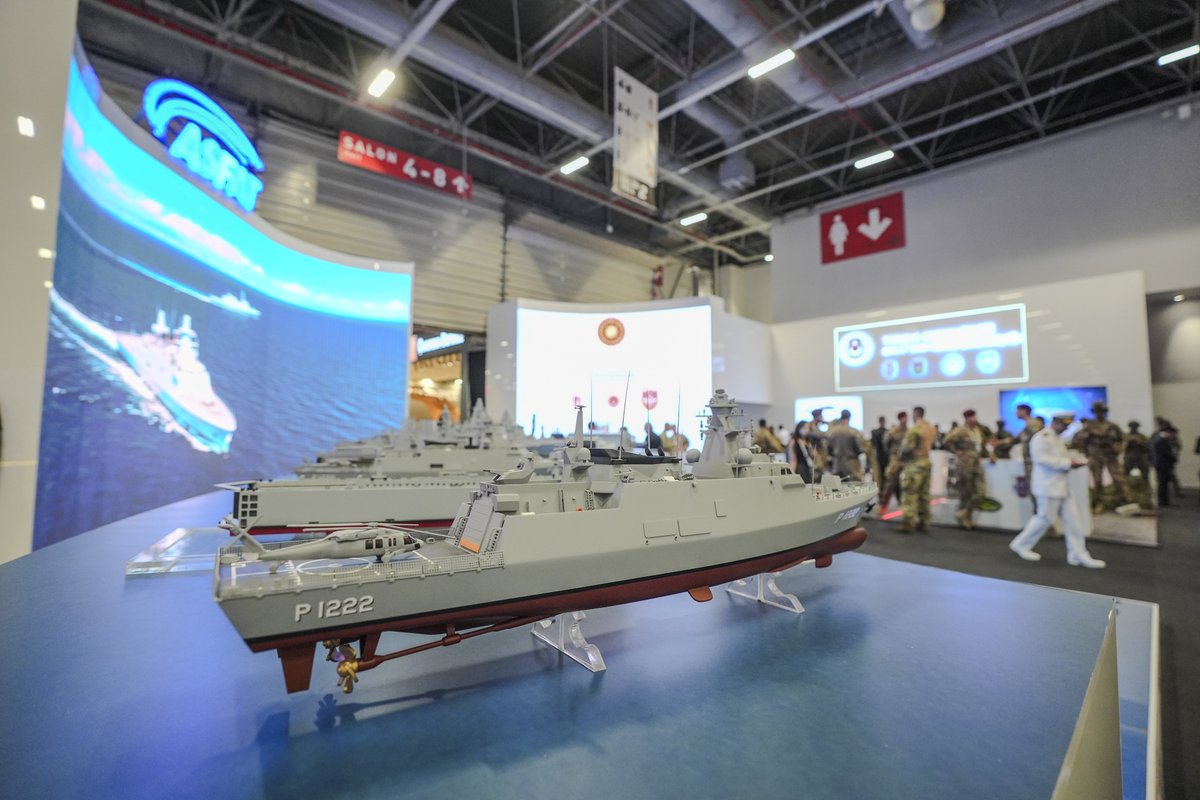 trthaber's tweet photo. 🇹🇷🚀TRT'nin iletişim sponsoru olduğu 17. Uluslararası Savunma Sanayii Fuarı İstanbul Fuar Merkezi'nde başladı.

44 ülkeden gelen katılımcıların stant açtığı IDEF 2025'te, 400'ün üzerinde uluslararası firma da ürünlerini sergileyecek.

https://t.co/nd9o5ce4ig