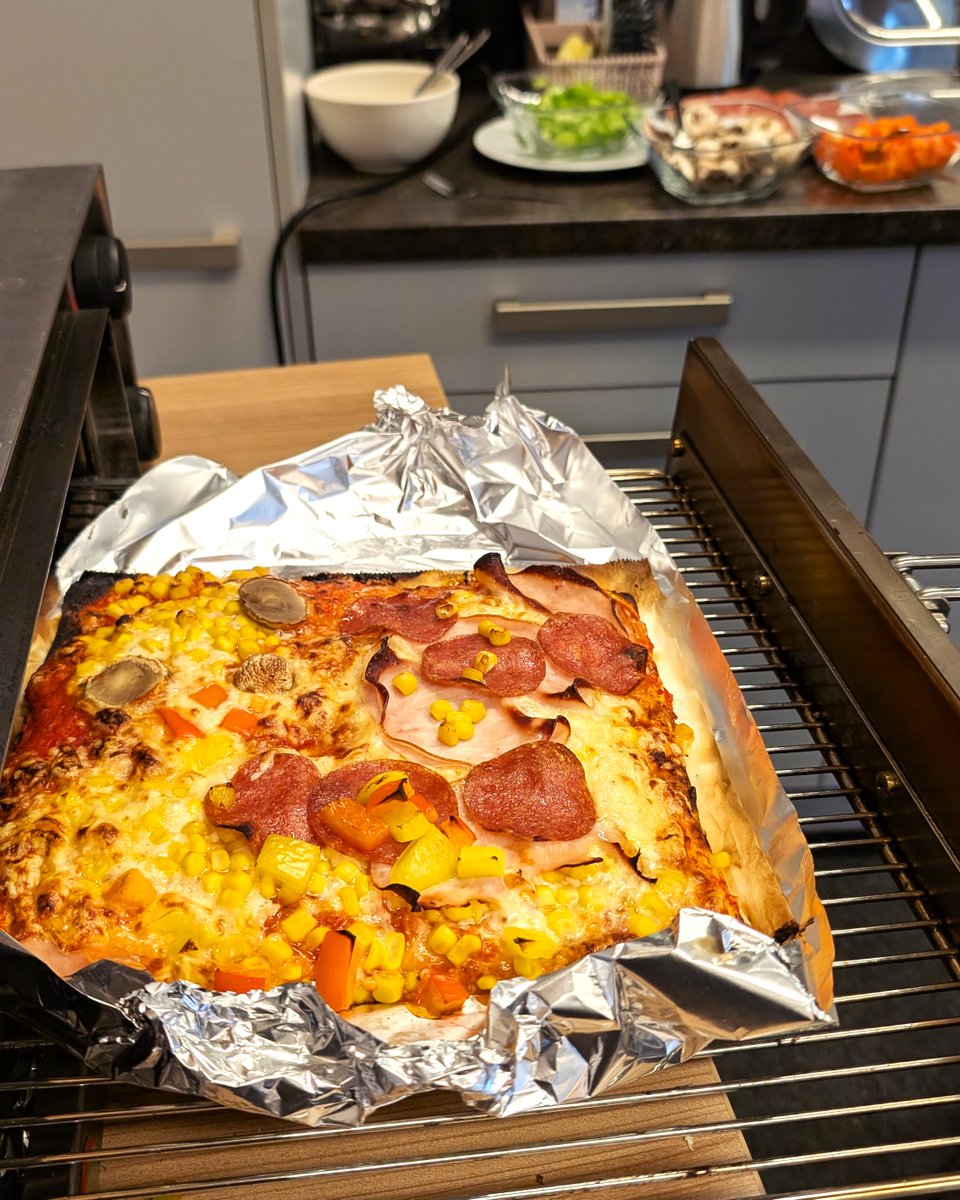 Vor zwei Wochen wurde unser Büro zur Tüftelwerkstatt der #KinderUni OÖ! 💡 Die Kinder bauten Mini-Kraftwerke, lernten #CyberSecurity spielerisch kennen und entdeckten den #SoftwareLifecycle – anhand von Pizza! 🍕 Ein großartiges Erlebnis voller Neugier &amp; Aha-Momente. 🙌