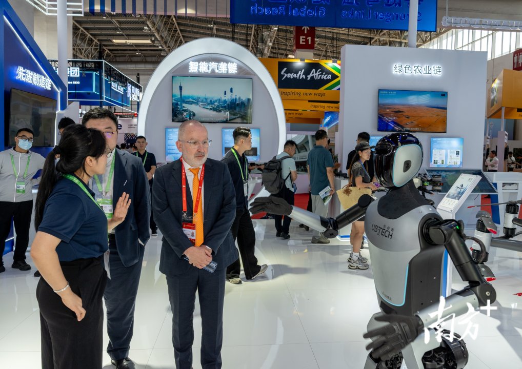 thisisGBA's tweet photo. #Guangdong | 🚀 Guangdong Shines at China Supply Chain Expo! 🇨🇳✨​​

As ​​Guest Province of Honor​​, Guangdong brought ​​64 industry giants​​ to Beijing—its ​​biggest showcase yet​​! 🌟

​​🔗 7 Strategic Chains on Display:​​
⚙️ Advanced Manufacturing | 🌱 Clean Energy | 🚗 Smart Cars
💻 Digital Tech | 🏥 Healthy Living | 🌾 Green Ag | 📦 Supply Chain

​​🌍 Global Firsts:​​
🤖 ​​NEXWISE’s "Land-Air" AI Robot​​ (Rescue-ready!)
🧬 ​​BGI’s AI-Powered Gene-Testing Platform​​
🩺 ​​SonoScape’s Smart Endoscopy Tech​​

https://t.co/rwOvu3bHfR

#SupplyChainExpo #GuangdongInnovation #MadeInChina #TechTrends #GlobalTrade