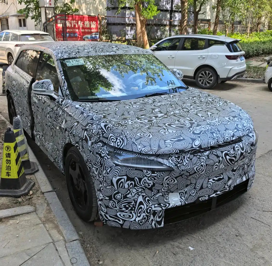 TychodeFeijter's tweet image. Spy Shots: Luxeed R9 station wagon for China
Luxeed is a Chinese car brand operated by HIMA, a subsidiary of Huawei.
The Luxeed R9 is a new station wagon with an interesting shape. It looks long and low, with relatively small windows, blackened B-C pillars, large doors, and…