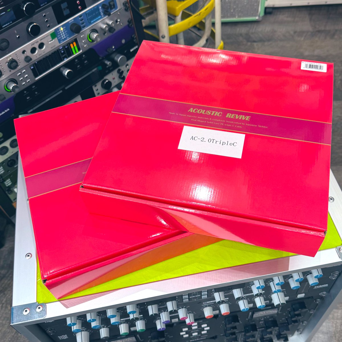 SmithsDigital's tweet image. 🍣本日の商品入荷情報のご案内2️⃣🍣
🇯🇵『ACOUSTIC REVIVE』の超ハイ CP 電源 BOX🔌【YTP-6R】が入荷致しましたよ🫶💛
⚡️オーディオグレードコンセント&インレットを採用されており、最も導通特性に優れたテフロン絶縁 PC-TripleC…