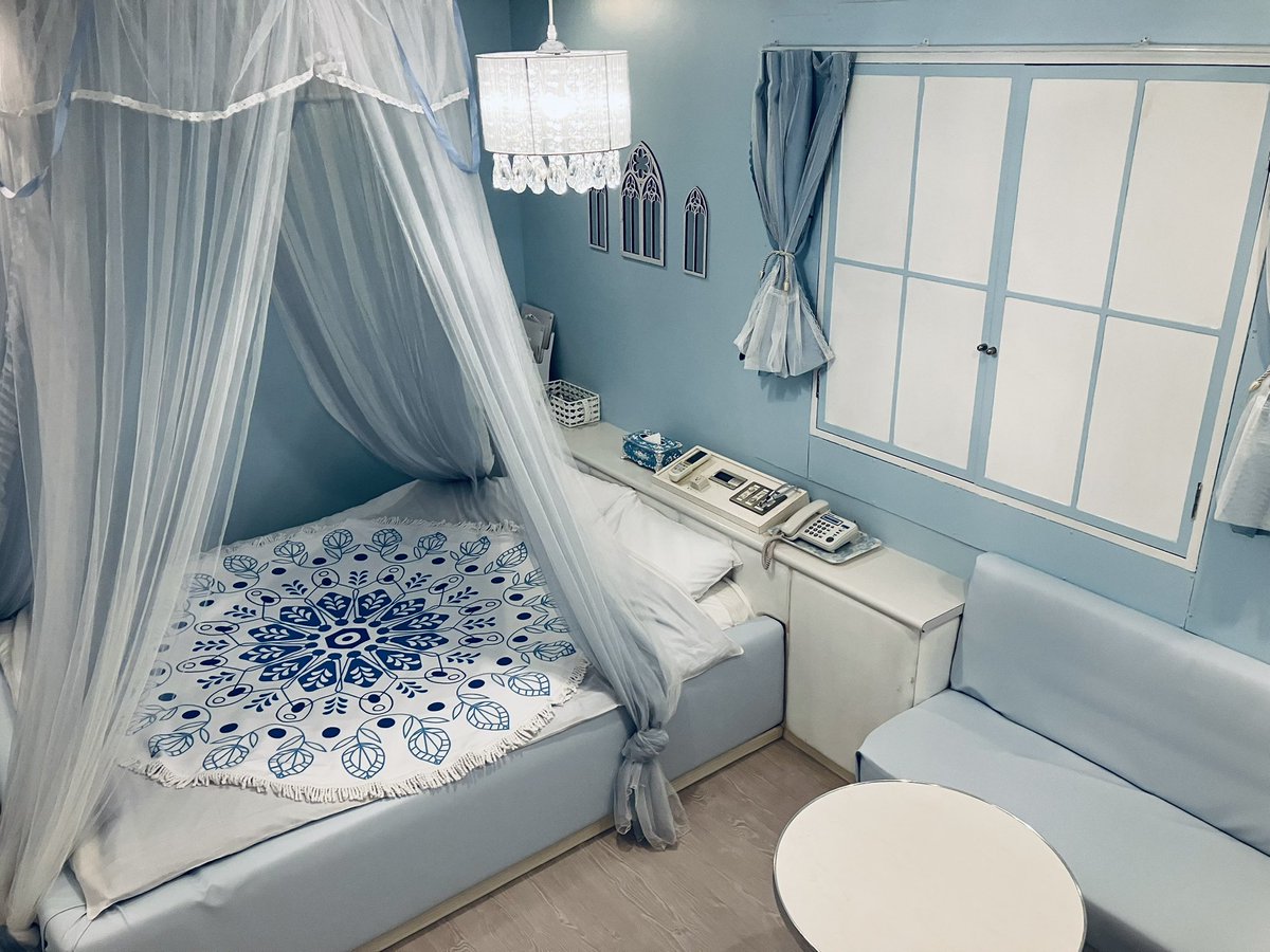 hotel_flores01's tweet image. 💙フローレス1号室が可愛くリニューアル🩵

爽やかブルー×ホワイトで
まるでおとぎ話の世界🦋✨

💙ブルーハートの壁アート
🛏️ふわっと天蓋ベッドでお姫さま気分
🚭禁煙ルームで快適♪

可愛いがぎゅっと詰まった1部屋、
ぜひ遊びに来てね☺️💫

#フローレス #燕三条 #禁煙ルーム
#新潟ホテル #可愛い