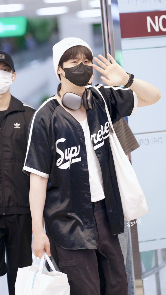 250722 입국 🛬
#B1A4 #CNU #신우 <a href="/B1A4_CNU/">신우</a>

수고했어용~👋🏻