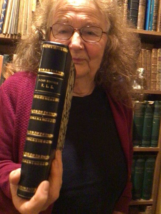 sallyevanz1's tweet image. finally figured out what is going wrong with the telly licensing people:

they can't tell the difference between a bookBINDER and a bookMAKER

they can't understand how I manage my shop without a big bank of tellys watching the gee gees go round.
#bookbinding