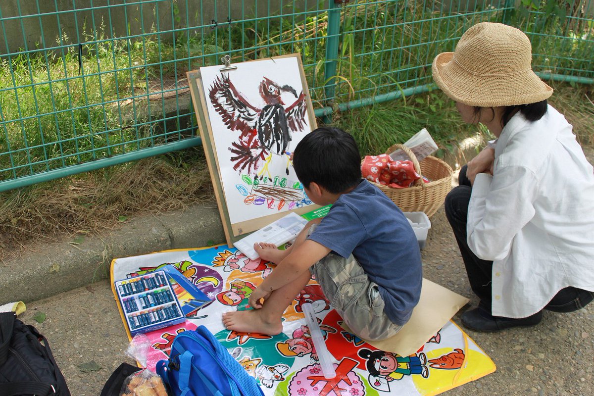 omoriyama_zoo's tweet image. 【動物たちの絵を描こう🎨】
#親と子のふれあい写生大会 を開催中です。
期間中は園内で作品を制作することができます。
スケッチだけして自宅で仕上げてもOKです。
専用の画用紙は入園ゲートで配布中!
夏休みはぜひ大森山動物園へ✨
詳しくは→city.akita.lg.jp/zoo/news/10088…
(画像は過去の様子)