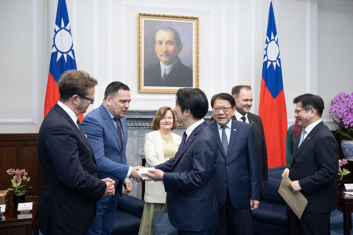 EP_Democracy's tweet image. In today’s @EP_Democracy visit to Taiwan, the delegation met President @ChingteLai .
MEPs reaffirmed joint commitment to strengthening societal resilience against shared threats to democracy. Democracy and freedom remain the cornerstone of the EU-Taiwan friendship.