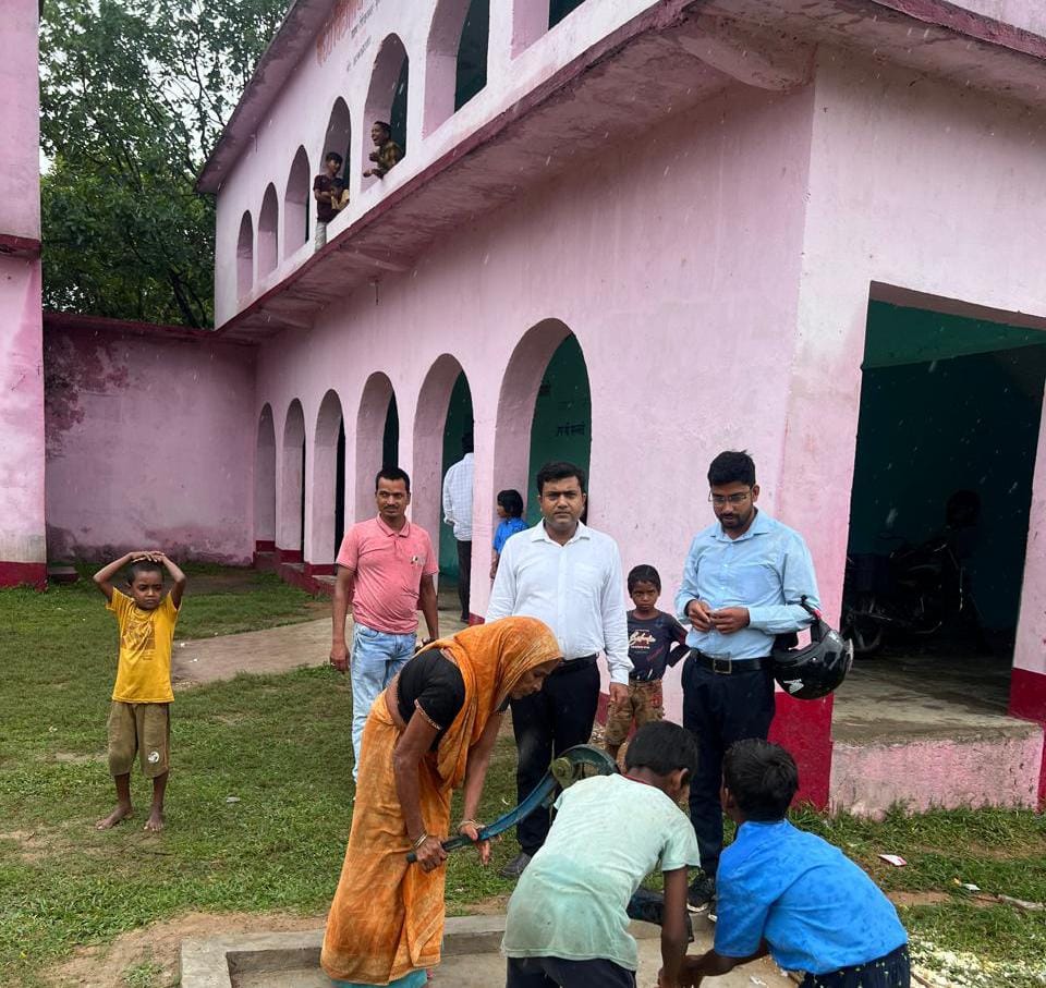 जनता से सीधा संवाद, समस्याओं का त्वरित समाधान!#PHEDBihar के पदाधिकारियों द्वारा हर घर नल का जल योजना की गुणवत्ता और पहुँच की जांच  की गई।
#HarGharNalKaJal🚰
#PHEDBihar
<a href="/MinisterNSBablu/">Niraj Kumar Singh( मोदी का परिवार)</a>
<a href="/IPRDBihar/">IPRD Bihar</a> 
<a href="/jaljeevan_/">Jal Jeevan Mission I #HarGharJal #JJM #JalJeevan</a> 
<a href="/wwreserve/">WorldWaterReserve</a>