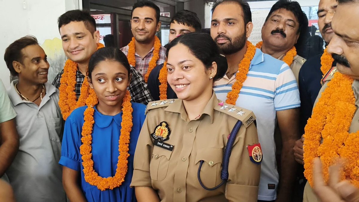 सचिन द्विवेदी 🚩 (@sachin_dwivedi0) on Twitter photo 🙏 फतेहगढ़ पुलिस की त्वरित कार्यवाही एवं सेवा भावना को नमन।
विशेष रूप से आदरणीया सीओ सिटी श्रीमती ऐश्वर्या उपाध्याय जी की सक्रियता व नेतृत्व प्रशंसनीय है।
बेटियों की सुरक्षा हेतु आपका समर्पण प्रेरणादायक है।
<a href="/fatehgarhpolice/">FATEHGARH POLICE</a> <a href="/DMFarrukhabadUP/">District Magistrate, Farrukhabad</a> <a href="/Uppolice/">UP POLICE</a> <a href="/myogiadityanath/">Yogi Adityanath</a> 🙏 फतेहगढ़ पुलिस की त्वरित कार्यवाही एवं सेवा भावना को नमन।
विशेष रूप से आदरणीया सीओ सिटी श्रीमती ऐश्वर्या उपाध्याय जी की सक्रियता व नेतृत्व प्रशंसनीय है।
बेटियों की सुरक्षा हेतु आपका समर्पण प्रेरणादायक है।
<a href="/fatehgarhpolice/">FATEHGARH POLICE</a> <a href="/DMFarrukhabadUP/">District Magistrate, Farrukhabad</a> <a href="/Uppolice/">UP POLICE</a> <a href="/myogiadityanath/">Yogi Adityanath</a>