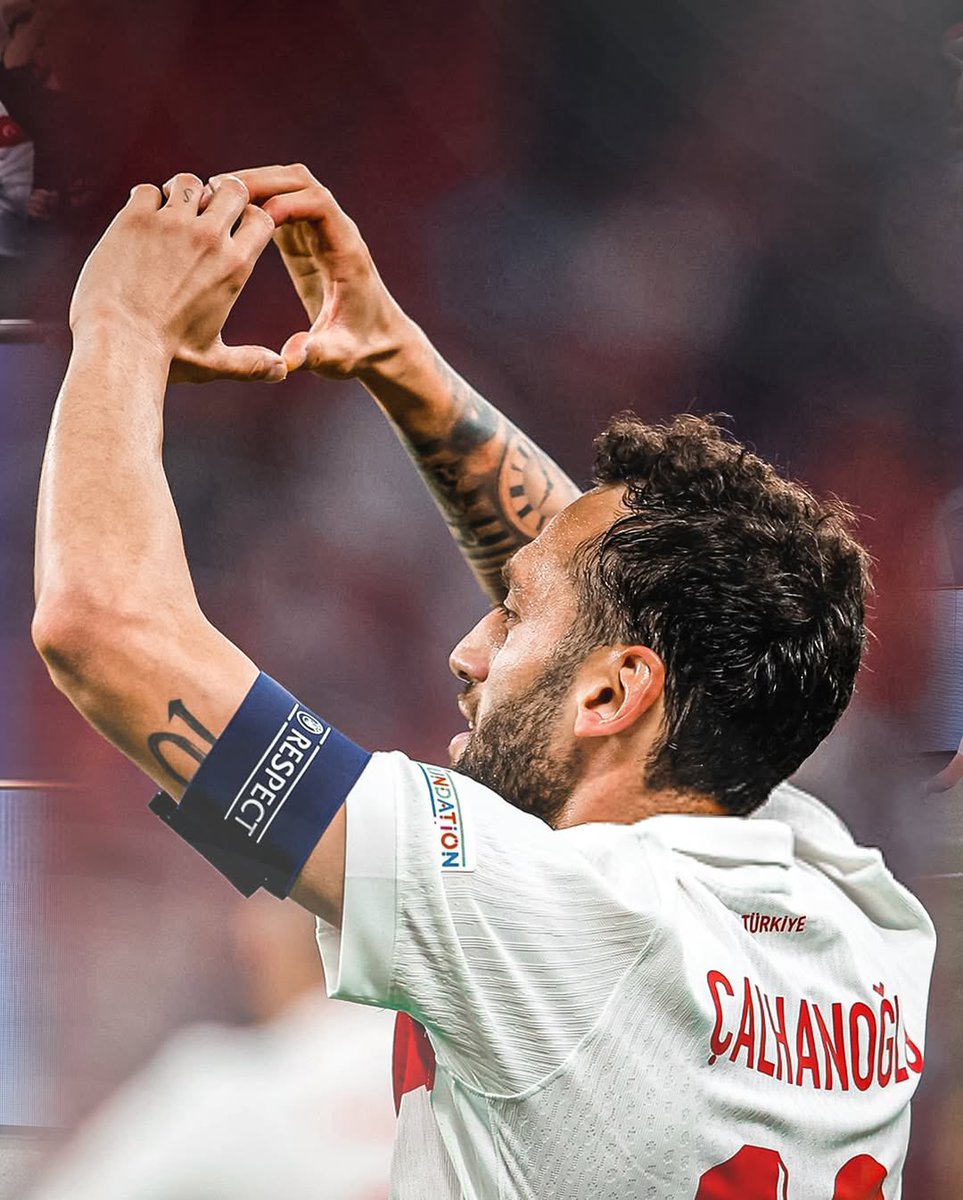 Fenerbahçe'ye imza attığın an bize emanetsin. Bu camia herkese hak ettiği değeri fazlası ile verir...

Onları tercih etmediğin için seni itibarsızlaştıran, değersizleştiren ve kamuoyunun önüne atanları unutma...

Kadıköy seni bağrına basacak! Dik duruşuna devam et. <a href="/hakanc10/">Hakan Çalhanoğlu</a>