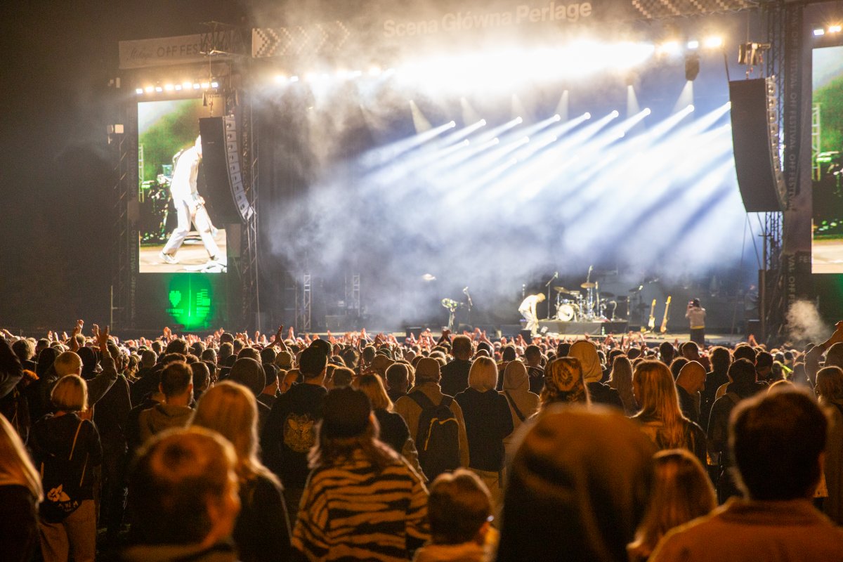 miasto_katowice's tweet image. OFF Festival nadchodzi! 🎸🎤Wywiad z Arturem Rojkiem znajdziecie w lipcowym numerze Naszych Katowic. 🗞️Oto fragment rozmowy.
Dlaczego od 1 do 3 sierpnia powinniśmy zameldować się na OFF Festivalu w Katowicach?
Artur Rojek: OFF to jeden z najważniejszych festiwali w Europie…