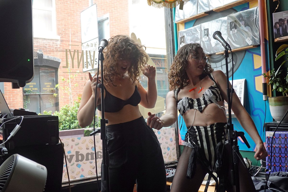 dinkededition's tweet image. Some more shots of the incredible @Jessicawinterr 🖤
She's been bringing her maximalist pop across the country to a range of Dinked shops!
@PieVinyl & @BanquetRecords
#DinkedEdition here - ffm.bio/myfirstalbum
📸 - vi_shooter