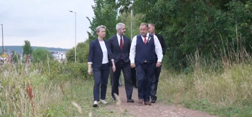 Crime is soaring. The borders are porous. Courts are full. And they are releasing prisoners early.

So what does clown Yvette Cooper do?

Walk around a field in Rotherham* and launch a £million inquiry into a strike 41 years ago.

*yes, the rape gang capital!

#Starmergeddon