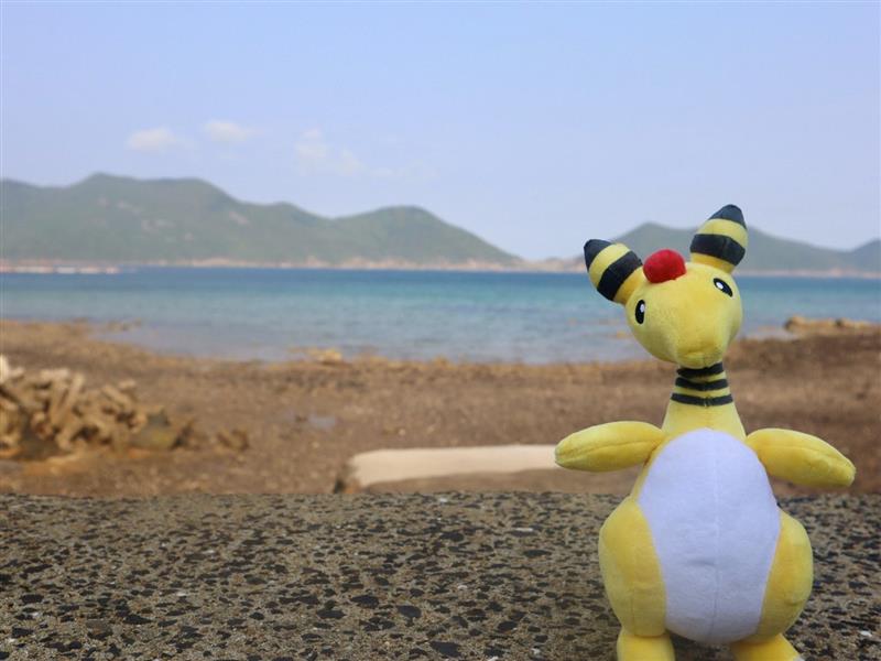 nagasaki_denryu's tweet image. 【デンリュウとお散歩⚡小値賀編①】
小値賀町は長崎県の五島列島の北端に浮かぶ島で、懐かしい日本の原風景が残る島として「日本で最も美しい村」にも選ばれています。
また、はるか昔に火山の噴火によってできた島で、海岸には火山を思わせる赤い砂が残っています!
#デンリュウとお散歩
#小値賀町