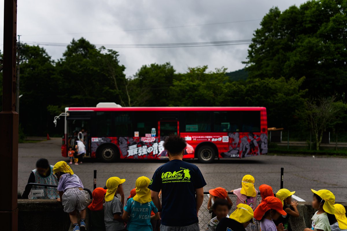 ueda_bus's tweet image. 7月17日は、すがだいら保育園で乗り方教室を開催しました！ 
少年ジャンプ＋で連載中の人気マンガ「最強の詩」
のラッピングをバスに施工後、初稼働！

「[PR番外編]最強の詩　夏合宿番外編」
に登場するスポーツ合宿の聖地、
上田市のアンダーアーマー菅平サニアパークなど…