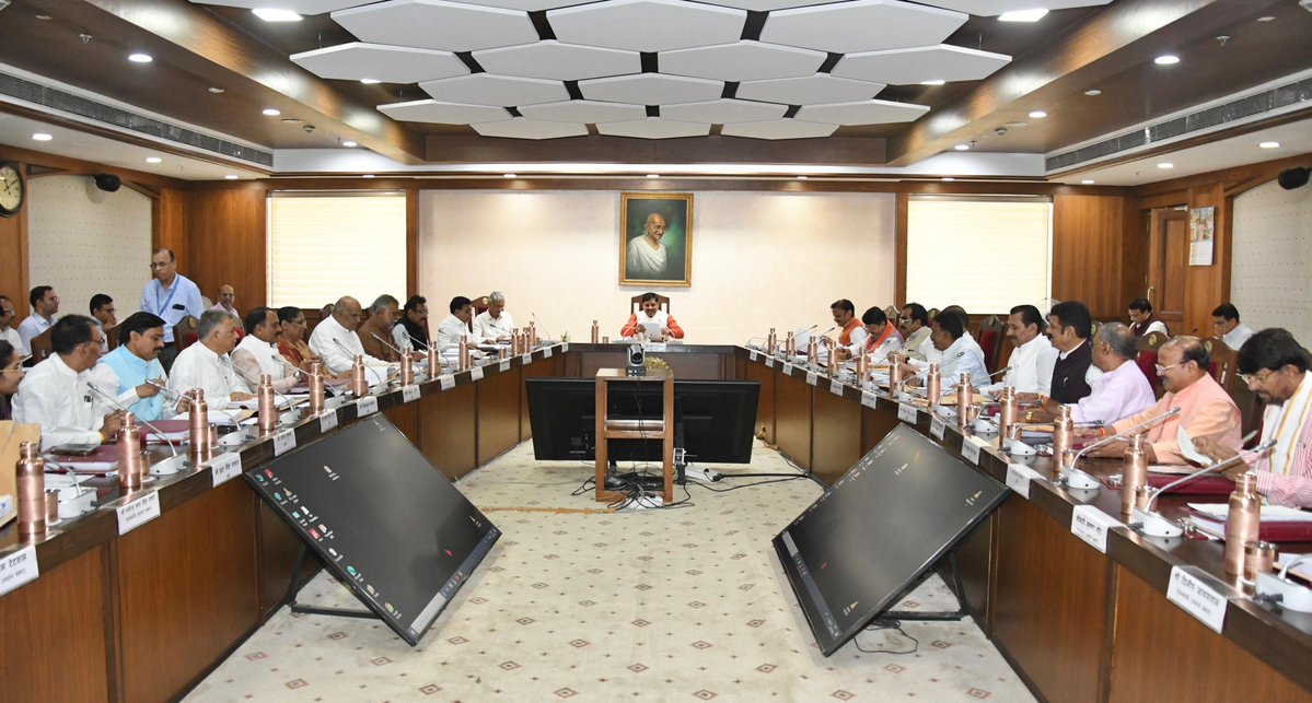 minforestmp's tweet image. मुख्यमंत्री डॉ. मोहन यादव की अध्यक्षता में आज मंत्रालय में कैबिनेट की बैठक राष्ट्रगीत वंदे मातरम् के सामूहिक गान के साथ प्रारंभ हुई। बैठक में वन राज्यमंत्री श्री @bjpdilipahirwar उपस्थित रहे।
@DrMohanYadav51
@CMMadhyaPradesh
@JansamparkMP
#CabinetM
