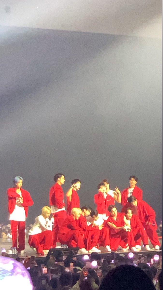 so this is my very first and last time seeing them as 13 till they’re back from enlist…… 4-5 tahun lg kaliya.. total total bs 8 tahun gue gak liat mrk bertiga belas # SEDIH TOTAL