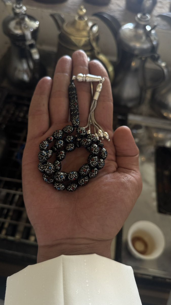 تخاوي منهو بالكلام يواسيك
خاو اللي لاهزتك الأيام مد يمناه