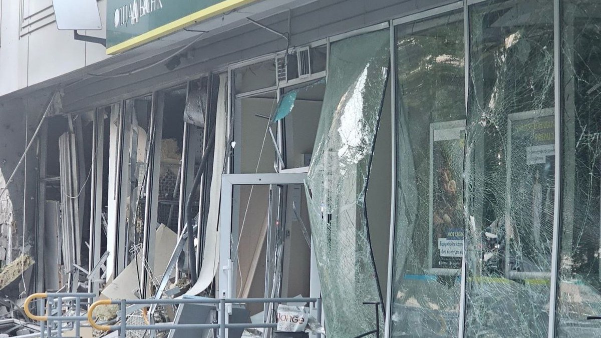 Внаслідок нічного обстрілу Одеси пошкоджено  приміщення Ощадбанку

«На щастя, серйозно постраждала лише вхідна група», – повідомив голова правління Ощадбанку Сергій Наумов.

Він заявив, що орендарям банківських комірок не варто хвилюватися, оскільки комірки залишилися цілими, а