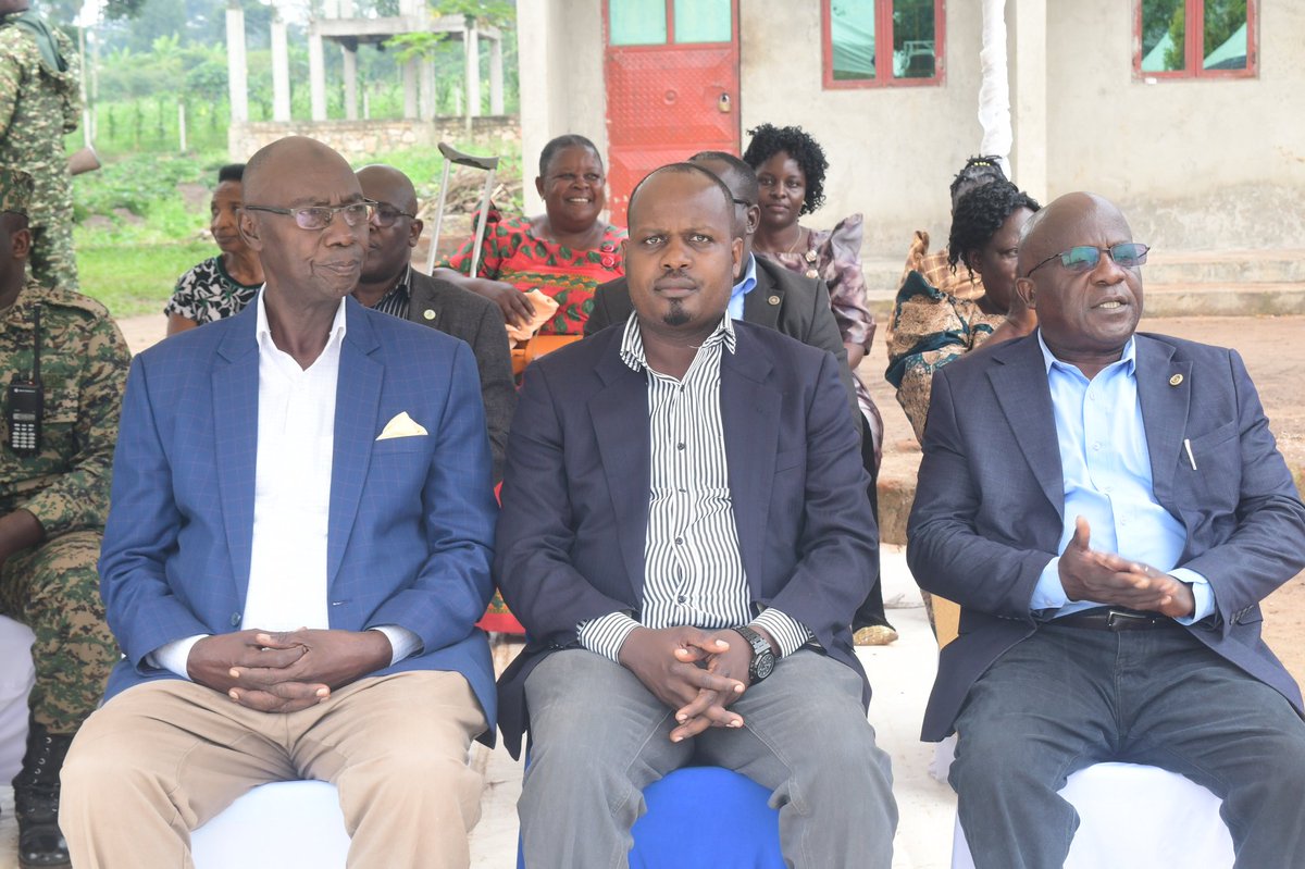 BugandaKingdom_'s tweet image. Mmwanyi terimba Kyaggwe.
Katikkiro Charles Peter Mayiga atandise okulambula abalimi b'emmwanyi mu Ssaza Kyaggwe okunnyikiza kaweefube w'okulima emmwanyi okusobola okugoba obwavu.
Kaweefube amutandikidde mu ggombolola ya mumyuka Nakifuma ku kyalo Ddiikwe ew'omulimi Kimuli Eddy…