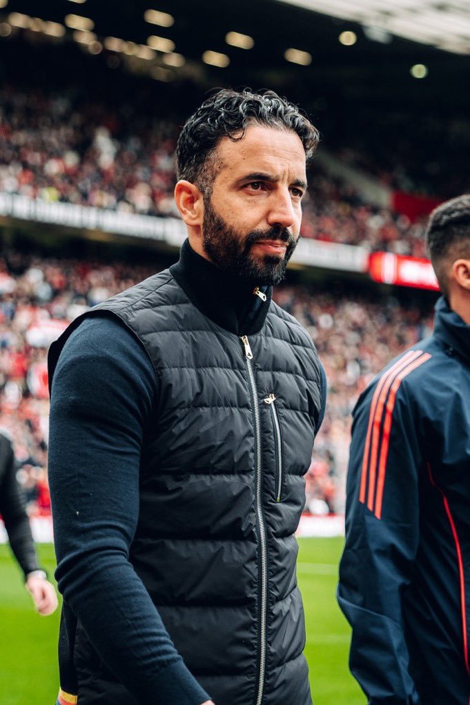 TransfersLlVE's tweet image. Manchester United will now shift focus to strengthening three key areas:
– Goalkeeper
– Defensive midfielder
– Striker