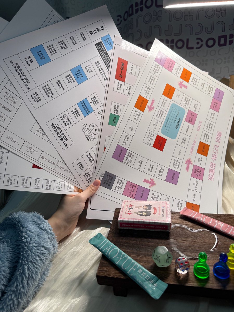 一些原创小东西的实拍
经常有人问我飞行棋长啥样，抽签啥样，扑克牌啥样，我一口气都发给你们看看吧！！！图片自取 https://t.co/7yDUYGTuNG