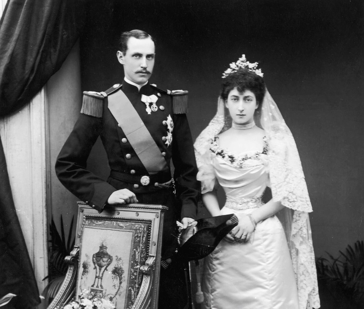 oldroyalty1's tweet image. #OTD, 22 July 1896, Prince Carl of Denmark married Princess Maud of Wales at the Private Chapel in Buckingham Palace 

Carl and Maud were 1st cousins and he was 3 years younger than her. Carl Proposed to Maud during a family reunion at Fredensborg Castle and she accepted