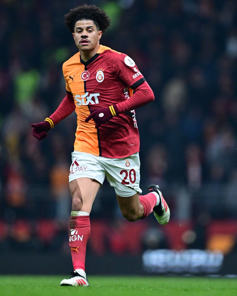 TransfersLlVE's tweet image. Manchester United are mulling over a £26M offer for Galatasaray midfielder Gabriel Sara.