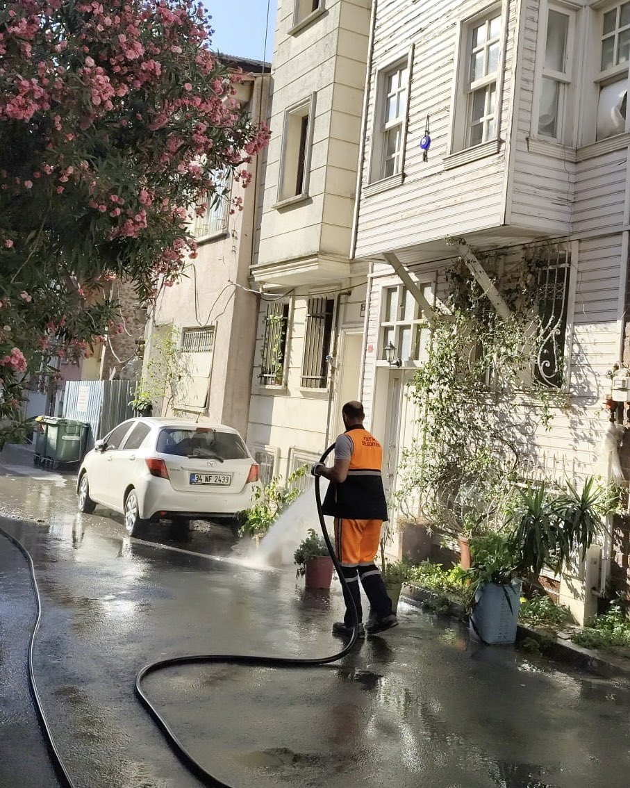 Fatih'imiz yine fotoğraflarımız gibi çiçek gibi... 🌸🤗

Her yeri yıkadık, pakladık, tertemiz yaptık.🧹

Huzurlu günler dileriz.