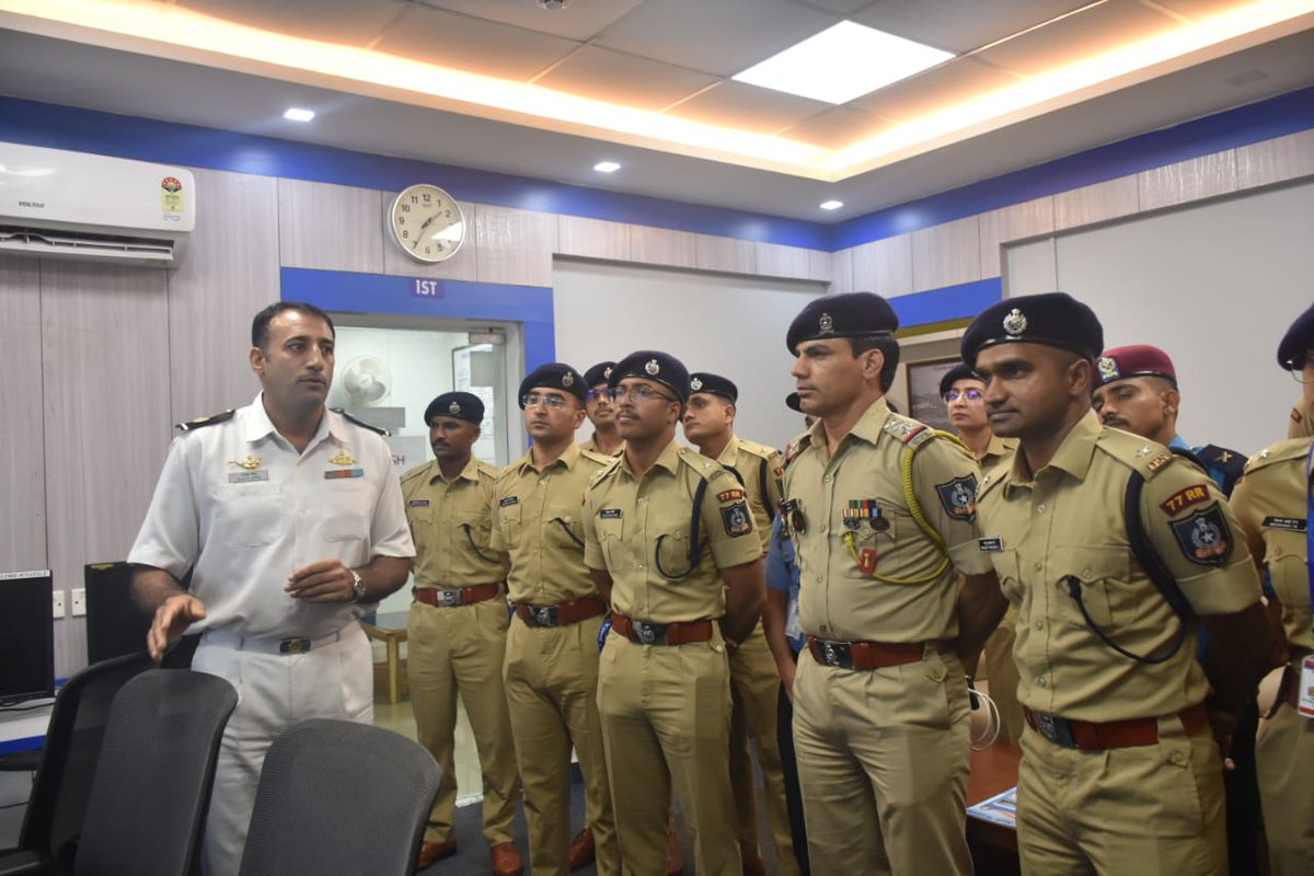 Prodef_blr's tweet image. 26 IPS Officer Trainees visited Coast Guard HQ No 3 Karnataka and units under command as part of their Maritime Security orientation . The interaction provided valuable insights into the role, operational capabilities, and multi-dimensional responsibilities of the…