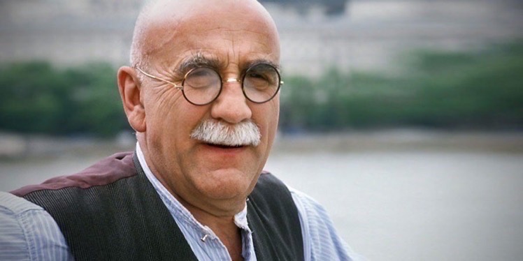 FXMC1957's tweet image. 22 July 1965. BBC sitcom Till Death Us Do Part was broadcast for the 1st time as a pilot episode in the BBC drama series Comedy Playhouse. The full series ran from 6 June 1966 to 16 December 1975 and starred bigoted cockney Alf Garnett played by Warren Mitchell.