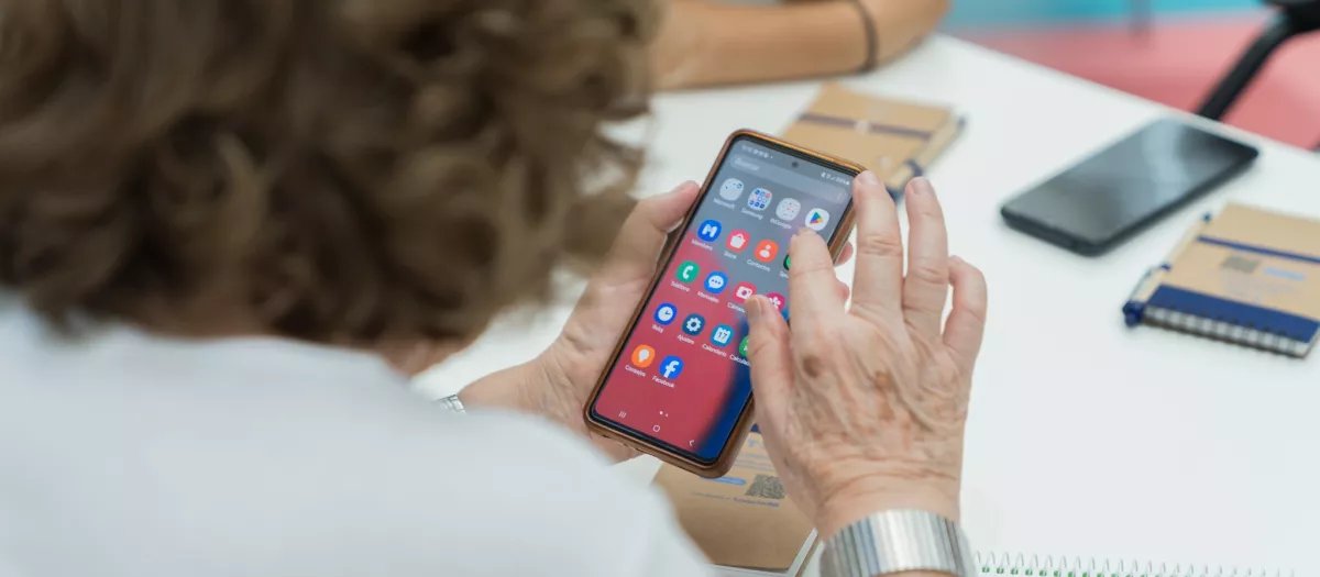 Cuando los enganchados son los mayores: «Mi madre está más pendiente de Facebook que de sus nietos»
La dependencia al móvil no distingue edades: padres y abuelos también pueden sufrir adicción digital, con consecuencias para la salud mental y la convivencia familiar.