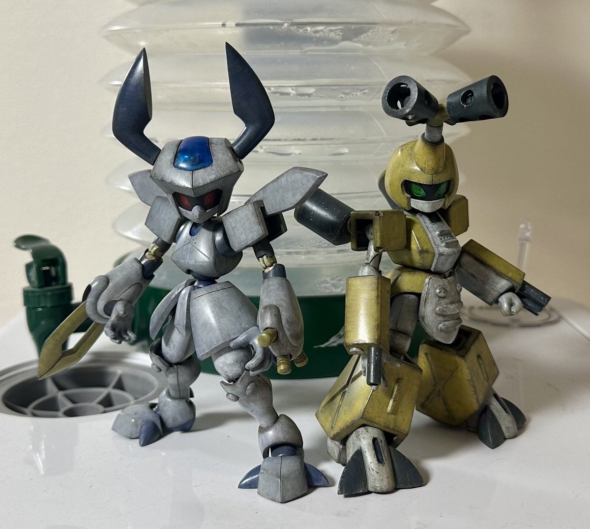 underkmr's tweet image. メダロット ロクショウ完成しました。
(変なところで撮影してますが)以前作ったメタビーと並べて。
ロクショウはメタビーよりスマートに戦うので傷は少なめ、でもやっぱり泥まみれな感じを意識してみました。