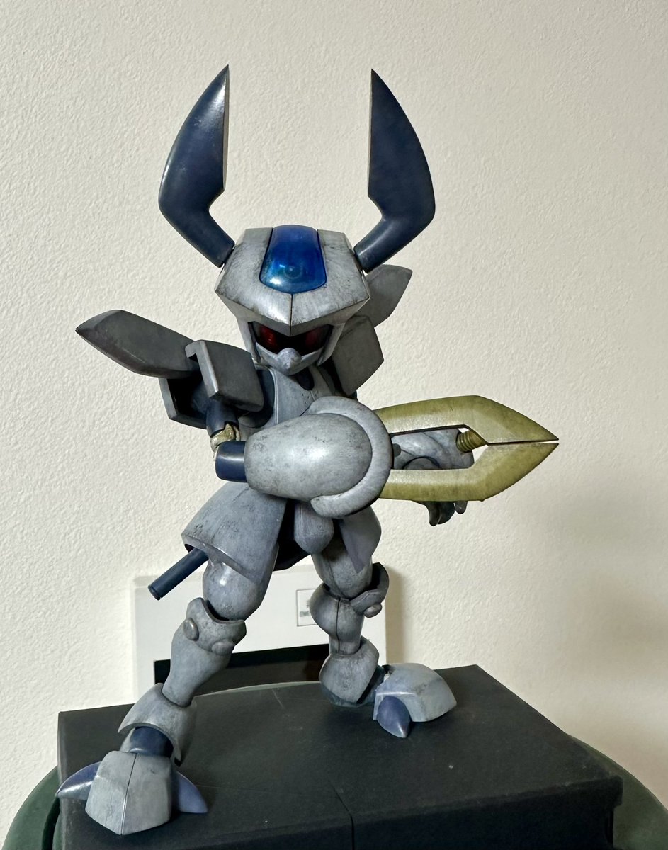 underkmr's tweet image. メダロット ロクショウ完成しました。
(変なところで撮影してますが)以前作ったメタビーと並べて。
ロクショウはメタビーよりスマートに戦うので傷は少なめ、でもやっぱり泥まみれな感じを意識してみました。