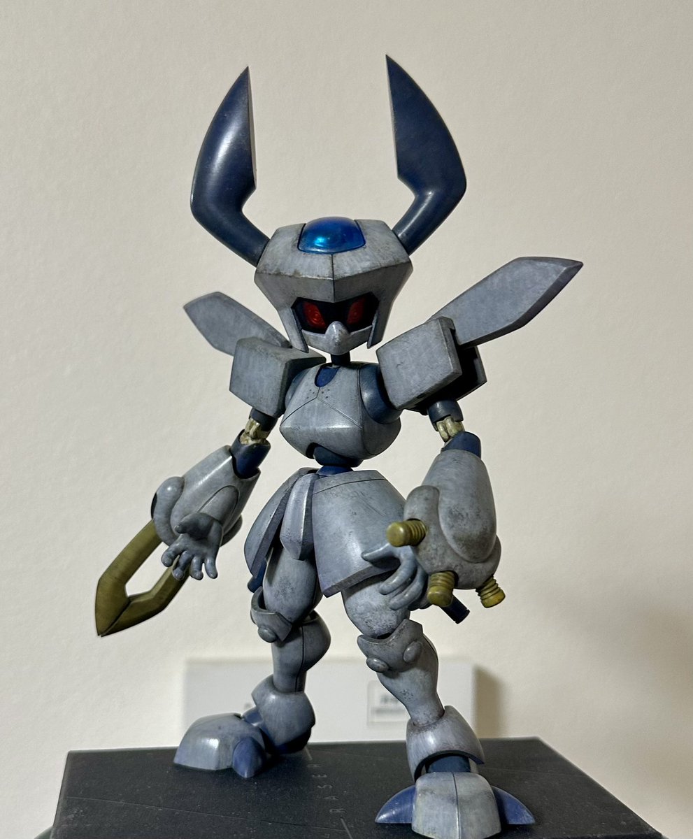 underkmr's tweet image. メダロット ロクショウ完成しました。
(変なところで撮影してますが)以前作ったメタビーと並べて。
ロクショウはメタビーよりスマートに戦うので傷は少なめ、でもやっぱり泥まみれな感じを意識してみました。