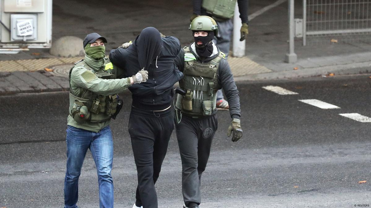 The Lukashenko regime is launching mass political trials over 'Neighborhood chats.' Last fall, people across the country were detained simply for being part of local chat groups.

This is how Lukashenko is 'normalizing' relations with the 🇺🇸 &amp; 🇪🇺—by continuing political purges