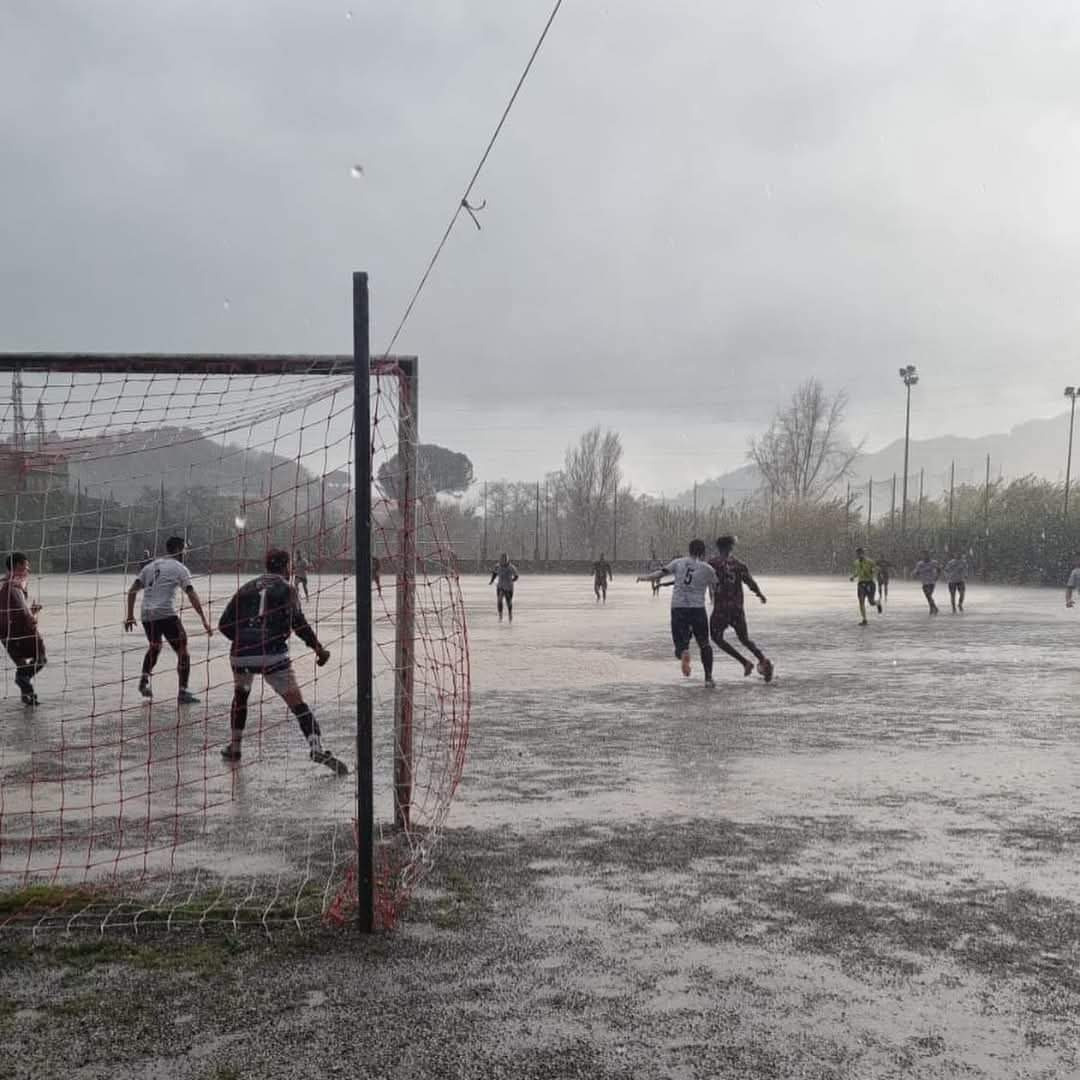 Commons_FC's tweet photo. "Il calcio non è solo un gioco. È resistenza, comunità, un sogno che si costruisce insieme. CommonsFC non è una startup, ma un movimento. Vuoi farne parte? 
Unisciti: https://t.co/LWBTbEqbZM #CommonsFC #CalcioPopolare #CommunityLed" https://t.co/D9azisM2g5