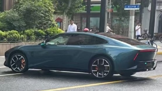 TychodeFeijter's tweet image. New Xpeng P7 - new photos - on the road
The new Xpeng P7 is one of the most interesting and pretty new Chinese electric fastback sedans. We have new photos showing various cars on the road and on a test track.
The size of the P7 has grown considerably compared to the outgoing…