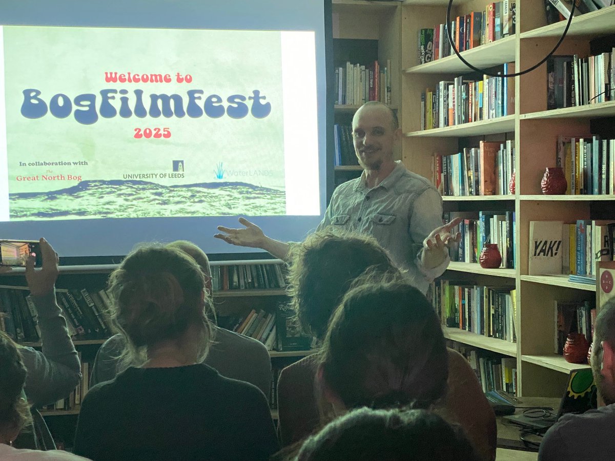 WaterLANDS_EU's tweet image. 🙌The #BogFilmFest event organised by our @WaterLANDS_EU UK Team from @YorkshireiCASP in collaboration with #GreatNorthBog partners was a great success - with a full house!📽️A total of 4 inspiring films were screened at the Hyde Park Book Club in Leeds. waterlands.eu/news-and-event…