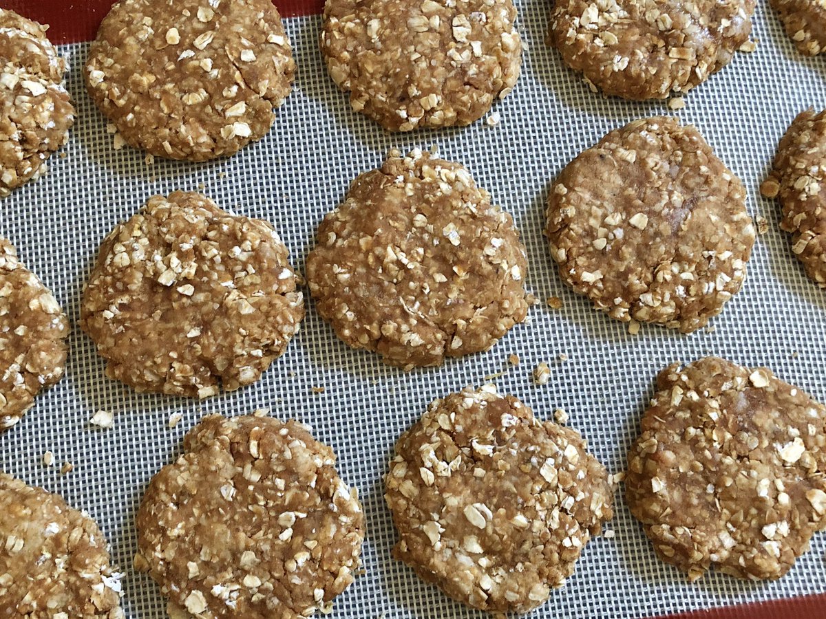 きな粉香る♪オートミールクッキー🍪🍪︎︎︎︎.· 

辻本なみさんのレシピです♡ノンオイルで甘さ控えめが気に入っててよく焼いています(*≧ω≦)💘✨
#オートミールクッキー