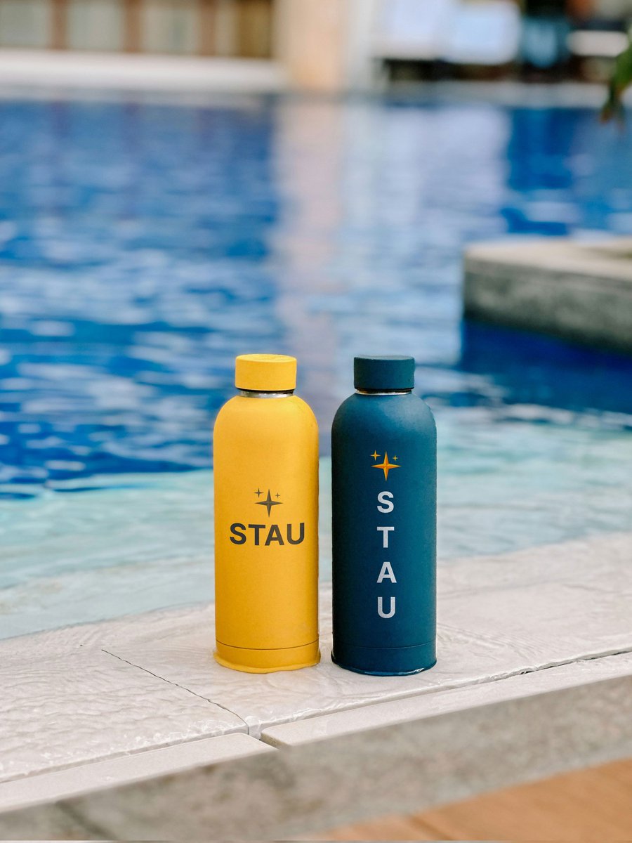 🏊‍♀️ Stylish and trendy water bottle, designed to keep you hydrated on the go! Available in vibrant yellow and elegant teal, these eco-friendly bottles combine practical functionality with modern aesthetics, featuring the STAU logo. Perfect for staying refreshed by the pool or