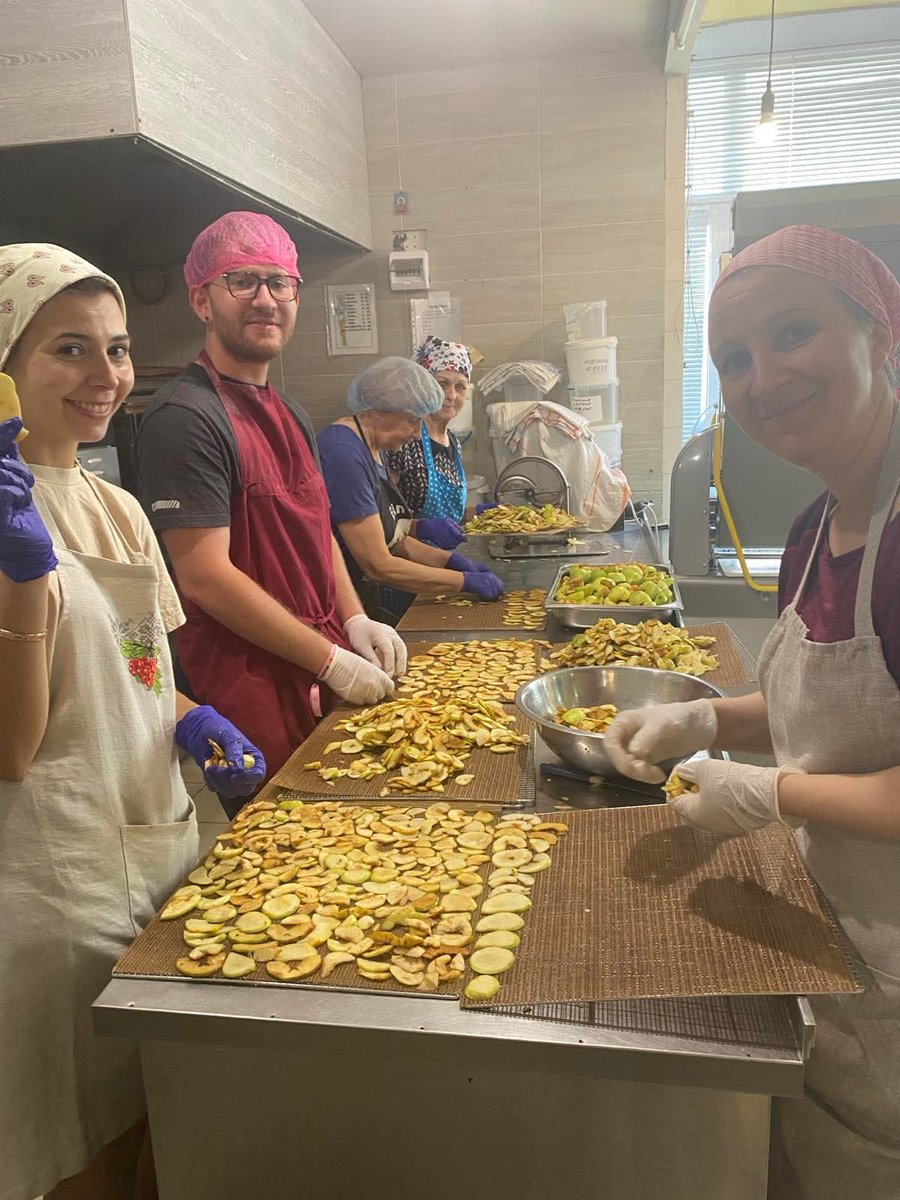 ants_kyiv's tweet image. At our kitchen, the volunteers 👨🍳 produce about 30 000 portions of dehydrated food for 🇺🇦 defenders each month. That would be over 1 200 000 UAH (about 28 706 USD)😯 in market prices, but we obviously send the food to our heroes for free.
‼️In three days, we need to pay the rent…