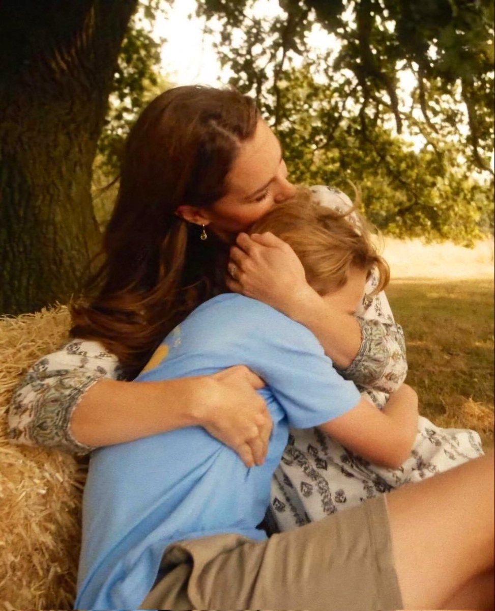 LairdOfTheManor's tweet image. For Prince George, upon his twelfth birthday.
Twelve years have passed since first the bells did ring,
Announcing thee - a future King, shining heir;
Born of a line that soon again shall sing
Thy name with reverence, pride, and tender care.
In thee we glimpse both grandeur and…