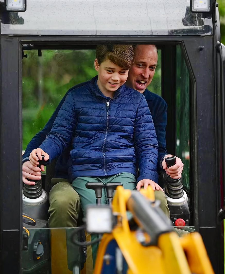 LairdOfTheManor's tweet image. For Prince George, upon his twelfth birthday.
Twelve years have passed since first the bells did ring,
Announcing thee - a future King, shining heir;
Born of a line that soon again shall sing
Thy name with reverence, pride, and tender care.
In thee we glimpse both grandeur and…