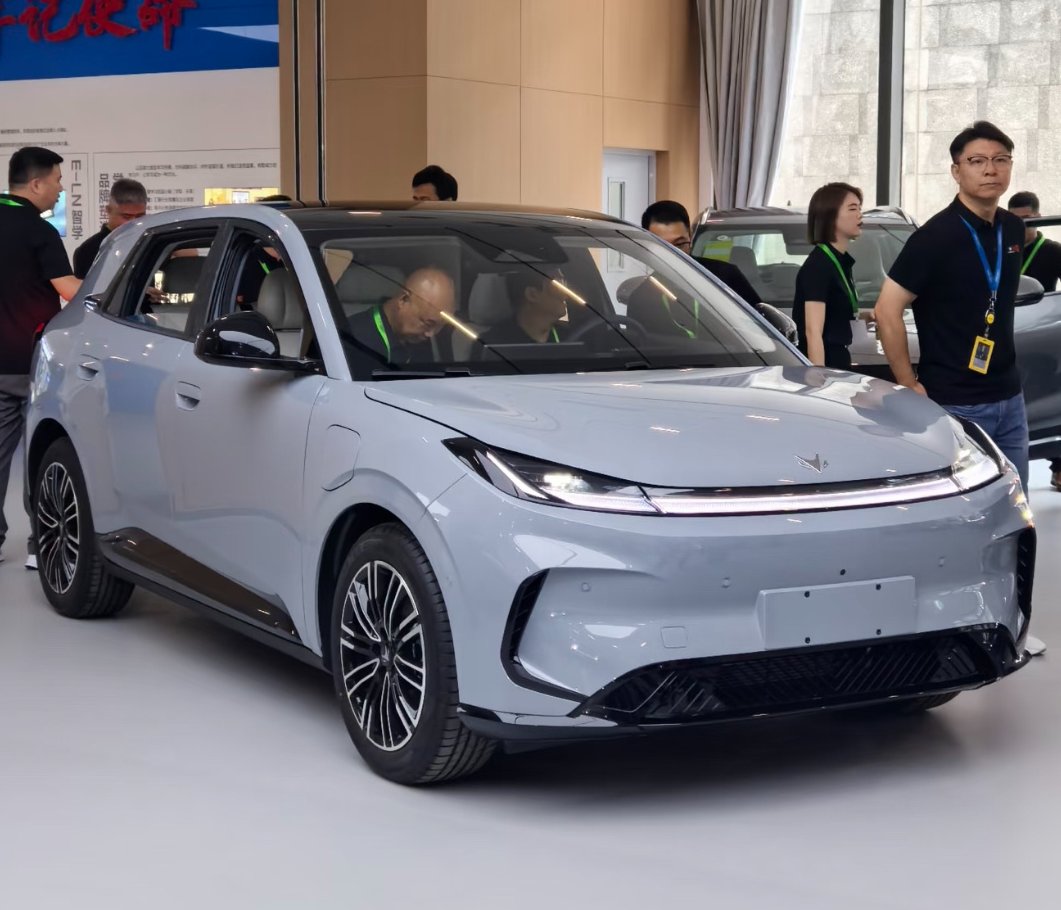 TychodeFeijter's tweet image. ArcFox T1 electric hatchback for China - new photos - at the event
ArcFox is a Chinese EV brand owned by BAIC. The ArcFox T1 is a new electric hatchback with a sharp and sporty design. We have new photos of several cars at a dealer event.
IT had a light bar at the front,…