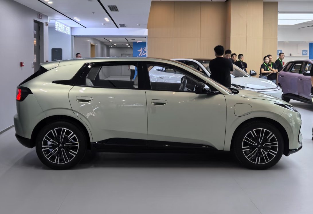 TychodeFeijter's tweet image. ArcFox T1 electric hatchback for China - new photos - at the event
ArcFox is a Chinese EV brand owned by BAIC. The ArcFox T1 is a new electric hatchback with a sharp and sporty design. We have new photos of several cars at a dealer event.
IT had a light bar at the front,…