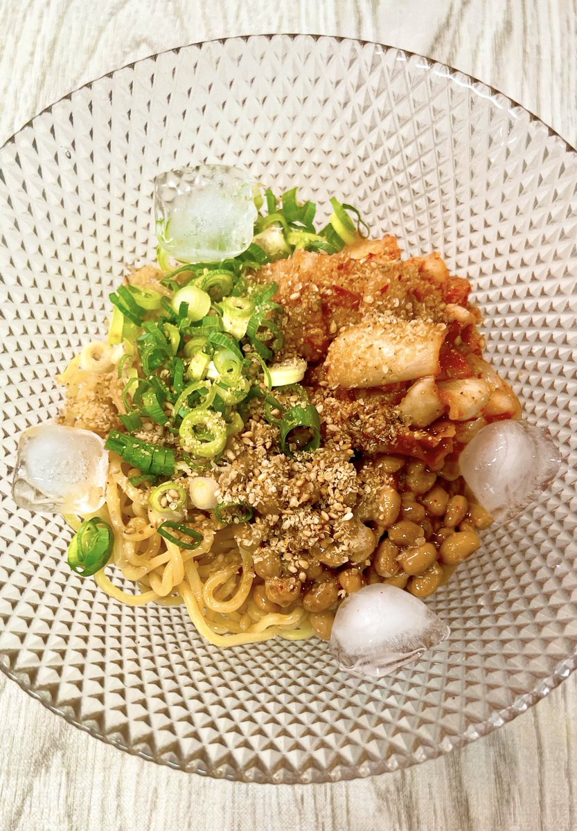 hiyokko_were's tweet image. 納豆キムチ冷やしまぜ麺
/纳豆韩式泡菜凉拌面
ーーーーーー
天气热的时候,会想吃点清爽的料理,但也想补充体力…
最近我迷上了一道凉拌面。
做法很简单:面煮好后冷却,淋上自制酱汁,再加上纳豆、韩式泡菜就可以了!
ーーーーーー…