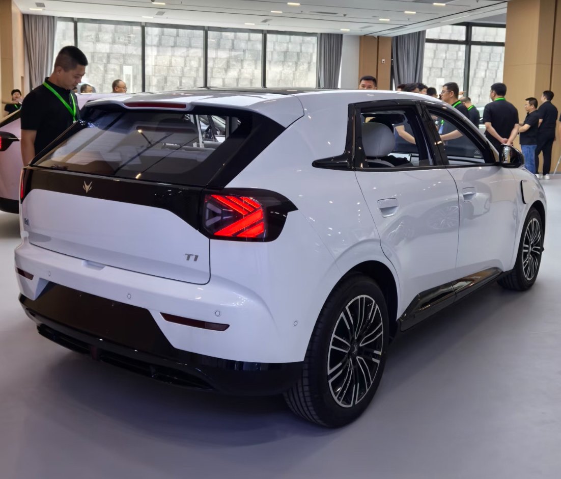 TychodeFeijter's tweet image. ArcFox T1 electric hatchback for China - new photos - at the event
ArcFox is a Chinese EV brand owned by BAIC. The ArcFox T1 is a new electric hatchback with a sharp and sporty design. We have new photos of several cars at a dealer event.
IT had a light bar at the front,…